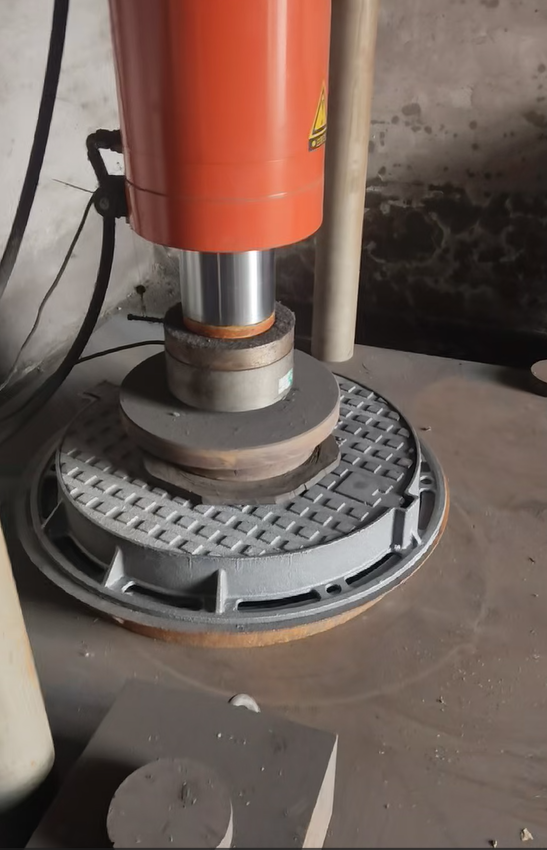 Load testing laboratory with hydraulic press